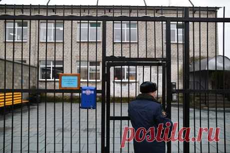 Наполненность российских колоний резко снизилась за последние десять лет. За десять лет наполненность российских колоний снизилась более чем в 2,5 раза. По данным министерства юстиции, количество осужденных в исправительных учреждениях за этот период сократилось с 700 до 266 тысяч человек. Остается проблема рецидива, сообщает Всеволод Вуколов.