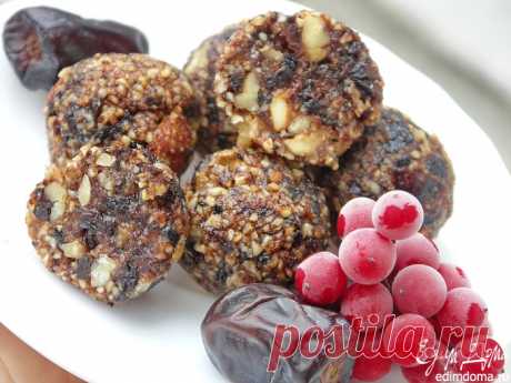 Конфеты из фиников, чернослива, калины и орехов | Кулинарные рецепты от «Едим дома!»