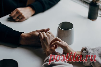 Женщина раскрыла мужу правду о его брате и пожалела. Женщина рассказала на Reddit, как, рассказав мужу правду о его двоюродном брате, пожалела об этом. По ее словам, она разрушила их отношения. После услышанного супруг не смог общаться с кузеном, хотя очень ценил его раньше. «Я чувствую себя ужасно», — пожаловалась она в посте.
