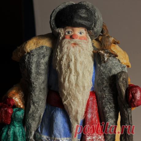 Мороз Иванович в тулупе старик добрый, мудрый и справедливый. Живёт в ледяной стране, вход в которую открывается через колодец. Достаточно долгое время Мороз Иванович и ёлка с Новым годом существовали по-раздельности. Их объединение произошло во второй половине XIX века, когда в городской среде России отмечаются первые попытки создать самобытного «рождественского деда», который дарил бы подарки русским детям, как Николай Угодник у их западных сверстников.