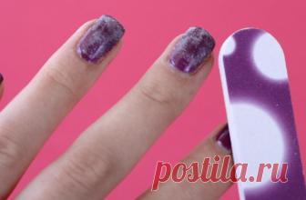 Как снять гель-лак без фольги: пошаговая инструкция, советы и фото Каждой девушке хочется быть красивой и ухоженной. Наряду с уходом за лицом, кожей обязательно следует следить за состоянием ногтей. Для того чтобы сэкономить время и средства? можно использовать прочное покрытие, которое называется шеллак. Оно занимает место между лаком и гелем. Снять с ногтя его не так уж и просто.На ногтях шеллак держится долго – около месяца. Перед удалением нужно ознакомиться со всеми п...