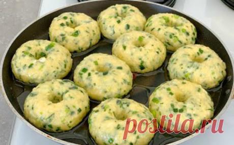 Пончики на замену хлебу. Добавили зелень прямо в тесто и жарим на сковороде