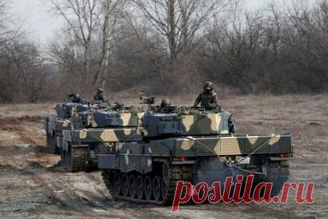 Плакат с немецким танком Leopard заметили у российского военкомата. В Кирове возле военкомата на улице МОПРа заметили плакат с приглашением на службу по контракту, на котором изображен немецкий танк Leopard, стоящий на вооружении НАТО и Вооруженных сил Украины. Судя по фотографиям очевидцев, плакат установлен в нескольких метрах от входа в военный комиссариат.