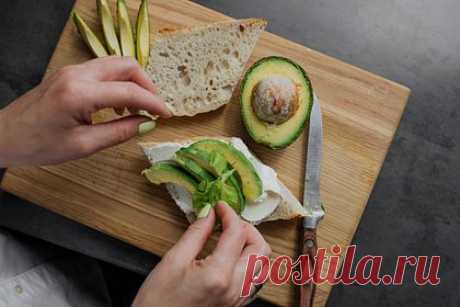 Употребление авокадо снизило риск развития диабета на 20 процентов. Ученые из Медицинского колледжа Бейлора заметили, что употребление авокадо снижает риск развития диабета второго типа на 20 процентов. Исследователи считают, что этот продукт необходимо включить в свой ежедневный рацион для всех, кто хочет снизить риск развития диабета второго типа.