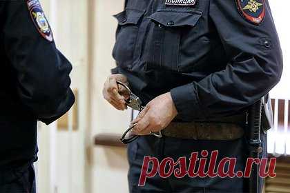 18-летнего сутенера осудили за склонение двух школьниц к проституции. В Якутске суд приговорил к семи годам лишения свободы 18-летнего местного жителя, склонившего к проституции двух школьниц 16 и 13 лет. В марте 2022 года фигурант находил девочкам клиентов через интернет, договаривался с ними о встрече и об оплате. Затем он снимал несовершеннолетним комнаты.