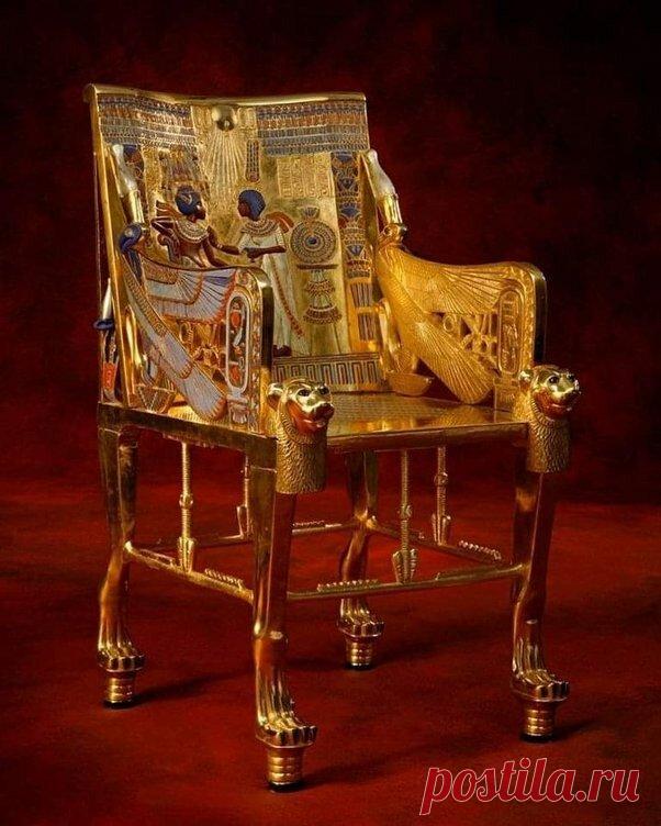 Золотой трон фараона Тутанхамона, ему около 3,5 тысяч лет Трон сделан из листового золота, резного дерева и инкрустирован драгоценными камнями и разноцветными стеклышками. За три тысячи лет его цвета и краски не потускнели, что свидетельствует о высоком уровне мастерства древнеегипетских ремесленников. Гробница Тутанхамона оказалась единственной неразграбленной усыпальницей в Долине Царей в Египте. Здесь, кроме трона, было найдено 5398 предметов его обихода, одежда и даже ...