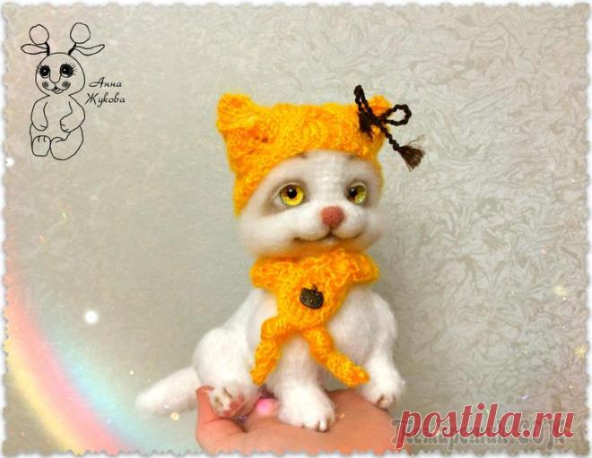 Белая кошечка Сильва.