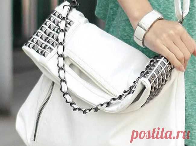 Как почистить белую сумку? Ни для кого не секрет, что гамма белого – однозначный флагман любого летнего сезона. В тренде как одежда всех оттенков белого, так и всевозможные белые аксессуары. Однако именно предметы этого цвета быстрее всего становятся грязными. Одежду можно постирать. А вот как почистить белую сумку из кожи или замши?