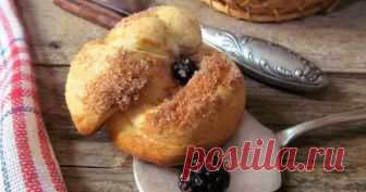 Булочки с сахаром - вкуснейшее лакомство с простыми домашними рецептами 
Булочки с сахаром пекут по совершенно разным рецептам: из сдобного, слоеного или даже пресного теста, а изюминкой становится оформление заготовок. Знаменитые «сердечные» плюшки или «улитки» с корицей…