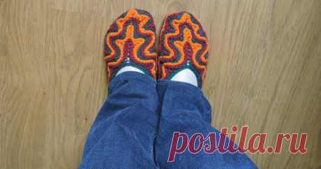 Следочки-тапочки "Лист резной" Осень навеяла на меня вдохновение и я связала новые тапочки-следочки. Правда ведь похоже на листочки осенние и краски подходящие зеленые, б...