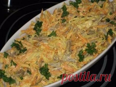 "Салатик с сердцем"-вкуснючий.

Нам понадобится:

500г моркови
250г лука
500г сердца (говяжье или куринные сердечки)
3-4 ст/л майонеза
черный перчик

Для маринада:
0,5 ст. сахара
0,5 ст. уксуса 5%
0,5 ст. воды
1 ст/л соли
Лук нарезать полукольцами и опустить в маринад на часик.

Морковь почистить,и натереть на терке для корейской моркови.
Тушить в сковороде с двумя ст/л растительного масла,пока не станет ярче по цвету и мягче.

Сердце говяжье или куринные сердечки отварить...