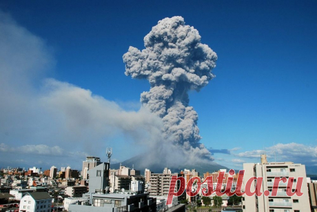 Извержение вулкана Сакурадзима в Японии, 2013 год  
© ИТАР-ТАСС/EPA/KAGOSHIMA LOCAL METEOROLOGICAL OBSERVATORY/HANDOUT  |  ТАСС: Происшествия - Вулканы: красивейшие и опаснейшие