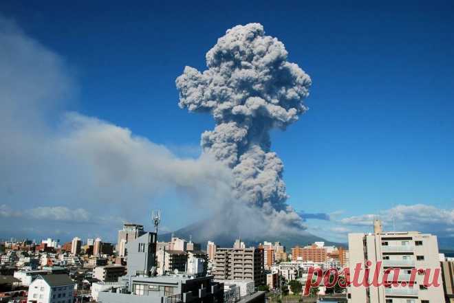 Извержение вулкана Сакурадзима в Японии, 2013 год  
© ИТАР-ТАСС/EPA/KAGOSHIMA LOCAL METEOROLOGICAL OBSERVATORY/HANDOUT  |  ТАСС: Происшествия - Вулканы: красивейшие и опаснейшие