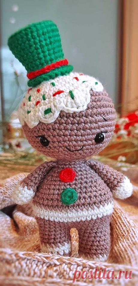 PDF Пряня крючком. FREE crochet pattern; Аmigurumi doll patterns. Амигуруми схемы и описания на русском. Вязаные игрушки и поделки своими руками #amimore - пряничный человечек, кукла, маленький пупс, куколка, Рождество, Новый год, печенье, печенька.