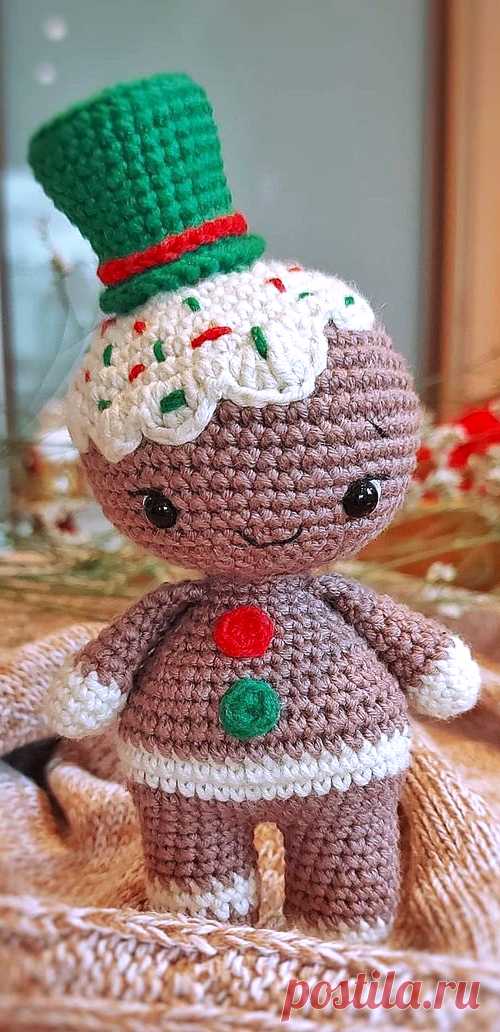 PDF Пряня крючком. FREE crochet pattern; Аmigurumi doll patterns. Амигуруми схемы и описания на русском. Вязаные игрушки и поделки своими руками #amimore - пряничный человечек, кукла, маленький пупс, куколка, Рождество, Новый год, печенье, печенька.
