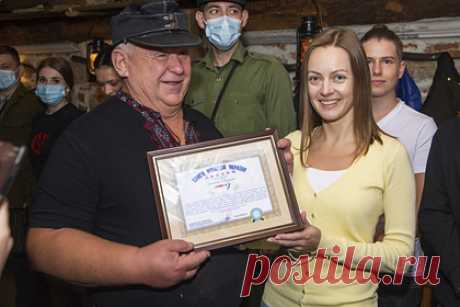 Житель Львова прокричал «Слава Украине!» миллион раз и попал в Книгу рекордов. Швейцар в одном из ресторанов Львова прокричал лозунг «Слава Украине!» более миллиона раз и попал в Книгу рекордов страны в категории «Государственность». Мужчина приветствовал гостей этим возгласом с 2007 года. Руководство ресторана пояснило, что таким образом он хотел «прогнать москалей».