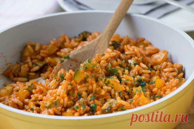 Zucchini-Tomaten-Reis - Rezept Der schmackhafte Zucchini-Tomaten-Reis ist ein unkompliziertes Rezept, das besonders gut in Begleitung eines gut gekühlten Rosés schmeckt.