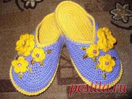Тапочки вязаные крючком
схема по ссылке:       https://ru4kami.ru/vyazhem-aksessuary/1178-tapochki-kryuchkom.html