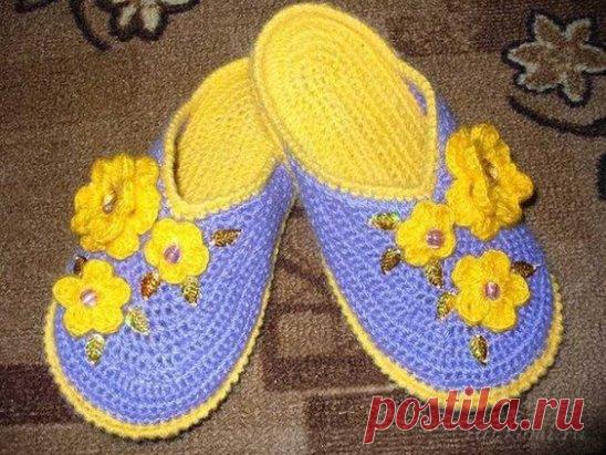 Тапочки вязаные крючком
схема по ссылке:       http://ru4kami.ru/vyazhem-aksessuary/1178-tapochki-kryuchkom.html