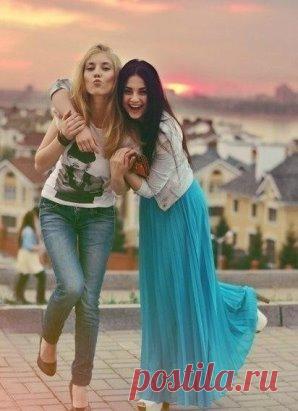 Коньяк говорил : -Мадам... Он не стоит ваших слез!!! Мартини твердило : -Ты дура... И мужик твой козел!!! И только водка кричала: -Пляшем... Бабы... Пляшем!!!