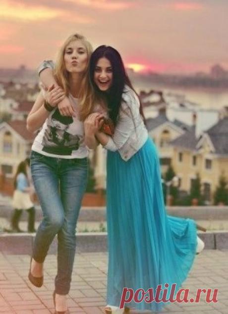 Коньяк говорил : -Мадам... Он не стоит ваших слез!!! Мартини твердило : -Ты дура... И мужик твой козел!!! И только водка кричала: -Пляшем... Бабы... Пляшем!!!