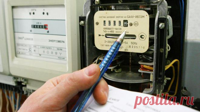 Все проверенные нами счётчики оказались работающими «в режиме двойной тариф»; и так, как же проверить свой счётчик? Случайно обнаружили, что домашний электросчётчик завышает свои показания ровно в два раза из-за неверного подсчёта электронных импульсов. ВСЕ проверенные нами счётчики оказались работающими «в режиме двойной тариф»; Итак, как же проверить свой счётчик. На фото — пример рядового электросчётчика. Зелёной рамкой обведены цифры «A=3200 imp/(kw*h)». Они значат, чт...
