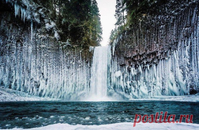 Замерзший водопад Abiqua, Орегон, США