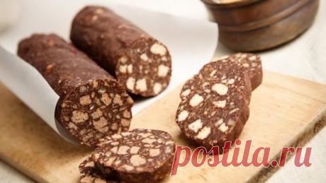 ШОКОЛАДНАЯ КОЛБАСКА 
ИНГРЕДИЕНТЫ:
● Печенье (любое) - 600 г
● Какао - 3 ст.л.
● Молоко - 150 мл
● Масло сливочное - 200 г
● Сахар - 8 ст.л.
ПРИГОТОВЛЕНИЕ:
1) Печенье раскрошить так, чтобы осталось немного цельных кусочков.
2) Какао перемешать с сахаром.
3) Масло растопить в ковшике с молоком, какао и сахаром. Держать на огне до полного растворения сахара, но не кипятить.
4) Смешать печенье с жидкой смесью до образования густой липкой массы.
5) Скатать три колбаски и завернуть в пищевую пленку. О