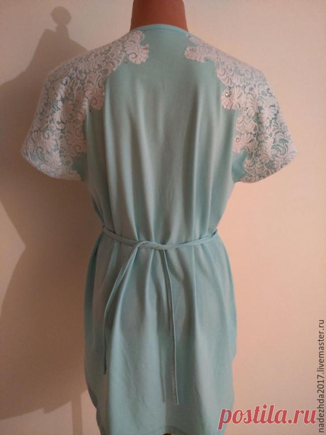 Вариант обновления одежды: декорируем кружевом трикотажную блузку Хочу поделиться с вами ещё одним способом декорирования одежды. Правда, украшательство получилось вынужденным. Моя клиентка приобрела понравившийся ей трикотажный блузончик со скидкой и небольшими, едва заметными пятнышками ржавчины на спинке. Собственно, по этой самой причине скидка и была. Отстирать, естественно, не получилось. Она пришла ко мне. Было принято решение закрыть пятна кружевом.