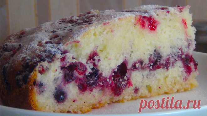 Обалденно вкусный сметанный пирог с ягодами (Sour creampie with berries Пирог необыкновенно вкусный,пушистый,мягкийРЕЦЕПТяйцо........2 штсметана.......1 стсахар............1 страст.масло...0,5стмука...............2 стразрыхлитель...
