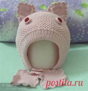 Шапочка с ушками для девочки. Эта забавная шапочка с ушками для девочки связана спицами. Подробного описания нет, так что связать ее под силу опытным рукодельницам.