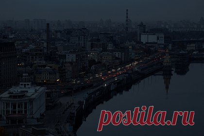 Глава МИД Украины счел реалистичным полный блэкаут. Полное отключение электричества на Украине реалистично, однако даже такое развитие событий не сподвигнет украинцев уезжать из страны, считает глава министерства иностранных дел республики Дмитрий Кулеба. По его мнению, граждане страны скорее начнут перемещаться в сельские районы.