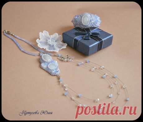 комплект с натуральными беломоритами (лунный камень).
брошь,ожерелье и браслет