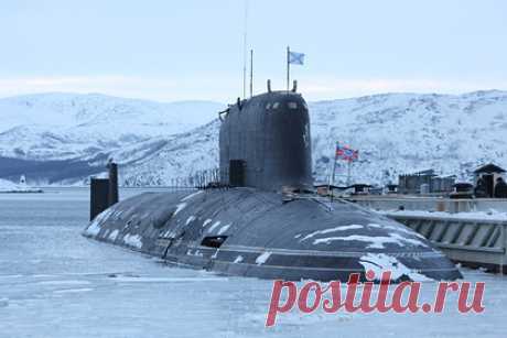 В США рассказали о самой совершенной подводной лодке России. Российская атомная подводная лодка К-560 «Северодвинск» является самой совершенной субмариной российского флота, пишет The National Interest. Подводную лодку построили из специальных сплавов, которые снижают видимость «Северодвинска». Также К-560 отличается высокой степенью автоматизации.