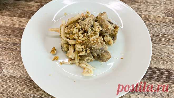 Салат с кальмарами (Самый вкусный рецепт) Очень вкусный и сытный салат, который смело можно готовить на праздничный стол, уверена он не оставит равнодушным ни одного гостя. Замечено, что настоявшийся салат становится ещё вкуснее!)