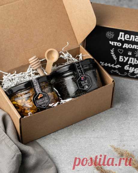 Подарочный набор для мужчины с чаем и орехами в меду в коробке с принтом - купить по выгодной цене | HoneyForYou - магазин натурального меда и сладких подарков