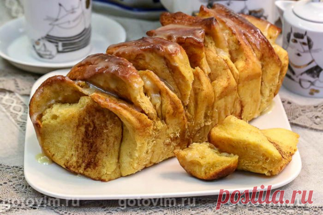 Отрывной тыквенный пирог с корицей и сладкой глазурь. Рецепт с фото Отрывной тыквенный пирог, приготовленный по этому рецепту, напоминает сладкую воздушную булку с корицей или синнабон. Правда, синнабоны покрывают сырной глазурью, а у меня была глазурь масляная с капелькой мадеры. И надо признать, что с таким покрытием выпечка получается вкуснее, поэтому настоятельно советую не убирать её из рецепта пирога-гармошки. Напомню, что этот пирог не надо разрезать ножом, достаточ...