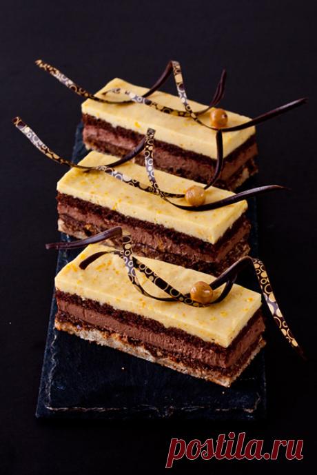 Пирожное &ldquo;Валенсия&rdquo; Эти восхитительные пирожные – творение известного Садахару Аоки. Ароматный апельсиновый крем, нежный бисквит, пропитанный апельсиновым сиропом, тающий во рту шоколадный крем, хрустящий слой и ореховый дакуаз. Разные текстуры и вкусы, дополняющие друг друга, совершенно не приторный и очень…