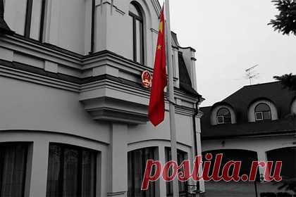 Посольство Китая на Украине посоветовало гражданам прикрепить флаг КНР на машины. Посольство Китая на Украине посоветовало гражданам страны прикрепить изображение флага КНР на видные части своих автомобилей. Китайские власти призывают граждан не поддаваться панике и оставаться на связи с дипломатическими представителями КНР. Пекин настаивает на том, чтобы граждане страны избегали неспокойных районов