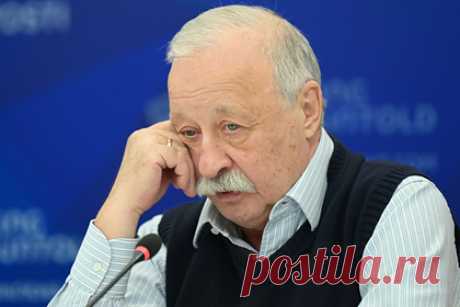 Якубович рассказал об «открытии» Малахова. Ведущий капитал-шоу «Поле чудес» на Первом канале Леонид Якубович вспомнил историю о том, как вместе с директором и главным редактором телеканала «Культура» Сергеем Шумаковым «открыл» телеведущего Андрея Малахова. В то же время он отметил, что за годы работы в ток-шоу Малахов изменился.