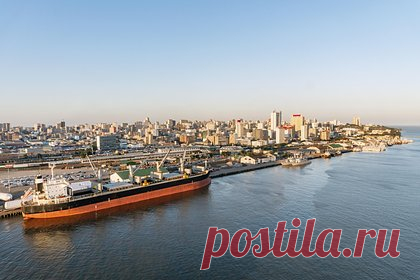 МИД назвал причину удержания российских моряков в порту Мапуту. Российские моряки, удерживаемые в порту Мапуту, оказались заложниками финансово-имущественного спора между компанией-судовладельцем и местной фирмой-агентом, сообщили в МИД РФ. В настоящее время посольство РФ в Мозамбике предпринимает усилия по их репатриации, подчеркнули в ведомстве.