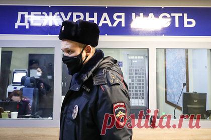 Напавший на чеченку депутат написал заявление в полицию из-за угроз. Глава Мещанского района Москвы Александр Закускин начал получать угрозы убийством в соцсетях после нападения на уроженку Чечни, нелегально торговавшую колбасой. Неизвестные грозились отрезать ему голову. Чиновник сменил место проживания и написал заявление в полицию.
