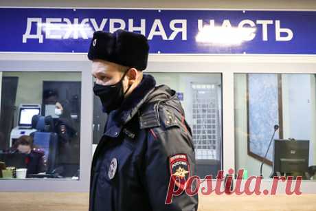 Напавший на чеченку депутат написал заявление в полицию из-за угроз. Глава Мещанского района Москвы Александр Закускин начал получать угрозы убийством в соцсетях после нападения на уроженку Чечни, нелегально торговавшую колбасой. Неизвестные грозились отрезать ему голову. Чиновник сменил место проживания и написал заявление в полицию.