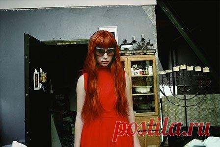 Синдром отложенной жизни...
__________________________________

У мамы в серванте жил хрусталь. Салатницы, фруктовницы, селедочницы. Все громоздкое, непрактичное. И ещё фарфор. Красивый, с переливчатым рисунком цветов и бабочек. Набор из 12 тарелок, чайных пар, и блюд под горячее. Мама покупала его еще в советские времена, и ходила куда-то ночью с номером 28 на руке. Она называла это: «Урвала». Когда у нас бывали гости, я стелила на стол кипенно белую скатерть. Скатерть пр...