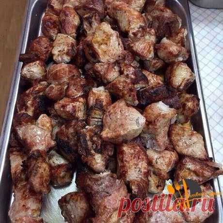 Мясо не отличить от пожаренного на мангале!
Секреты приготовления такого мяска:
1. готовить надо в рукаве для запекания.
2. на луковой подушке. Причем лук должен быть маринованный. Именно он
более всего и придает мясу вкус шашлыка.
Но обо всем по порядку...
Продукты:

Свинина
Лук
Специи

Приготовление:

Мясо лучше всего получается кусочками. Я пробовала антрекоты - не так
вкусно.
Кусочки мяса отбить. Я накрываю пищевой пленкой. Отбиваю сильно.
Потом пленку снимаю, перч...