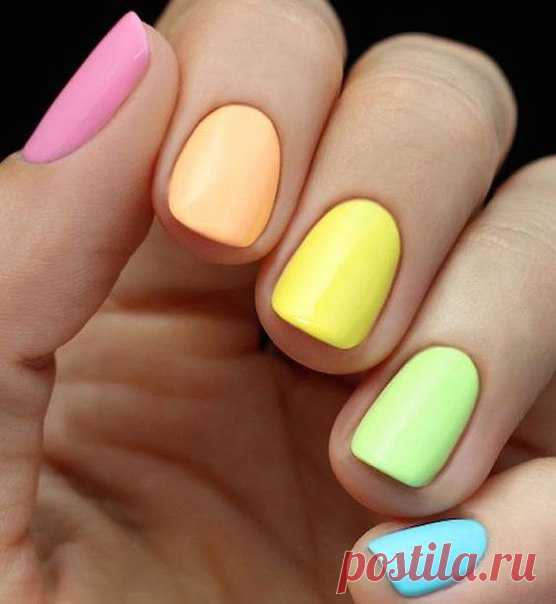 Нейл-арт по феншуй: в какие цвета красить ногти? В учении фен шуй цветам придается особое значение. Именно поэтому, выбирая лак на ноготки, руководствуйтесь подобными знаниями, чтобы маникюр был завершенным и по-настоящему гармоничным. Наиболее часто используются следующие оттенки: • белый (девственная чистота); • голубой (символ гармонии); • золотой (для сильных духом и телом); • красный (счастье, полная чаша в доме); • серый (рассудительность и скептицизм); • сиреневый (сила ума и гармония с…