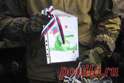 «Все к оружию! На защиту революции!» Что Россия празднует 23 февраля на самом деле?. Декрет Совета народных комиссаров об образовании Рабоче-крестьянской Красной армии (РККА) на добровольных началах был обнародован 28 января (15 января по старому стилю) 1918 года, но день ее рождения уже более ста лет отмечается 23 февраля. «Лента.ру» попыталась разобраться, почему и как так случилось.
