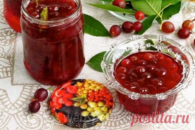 Варенье из розового крыжовника с вишнёвыми листьями.
