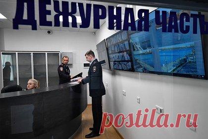 В России ЛГБТ-активистку возмутил секс 13-летней дочери с мужчиной. В Мурино Ленинградской области ЛГБТ-активистка обратилась в полицию из-за секса 13-летней дочери с мужчиной. По данным Telegram-канала Mash, россиянку не смутило то, что взрослый платил за интимную связь ее ребенку. По факту случившегося возбудили уголовное дело. 33-летнему мужчине грозит до 10 лет тюрьмы.