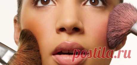 Как правильно наносить румяна на различные формы лица: круглое, квадратное, овальное, треугольное и вытянутое худое лицо с пошаговой инструкцией и видео. Как правильно выбрать румяна по цвету кожи и какой кистью наносить разные типы и виды румян на скулы: шариковые и кремовые румяна. Куда нанести румяна чтобы сузить лицо?